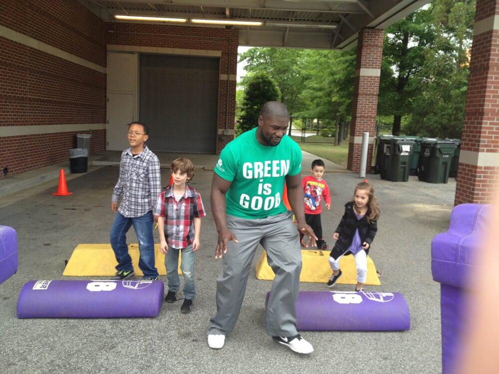 Former Atlanta Falcons fullback, Ovie Mughelli, helping kids get active at the Alive Expo.